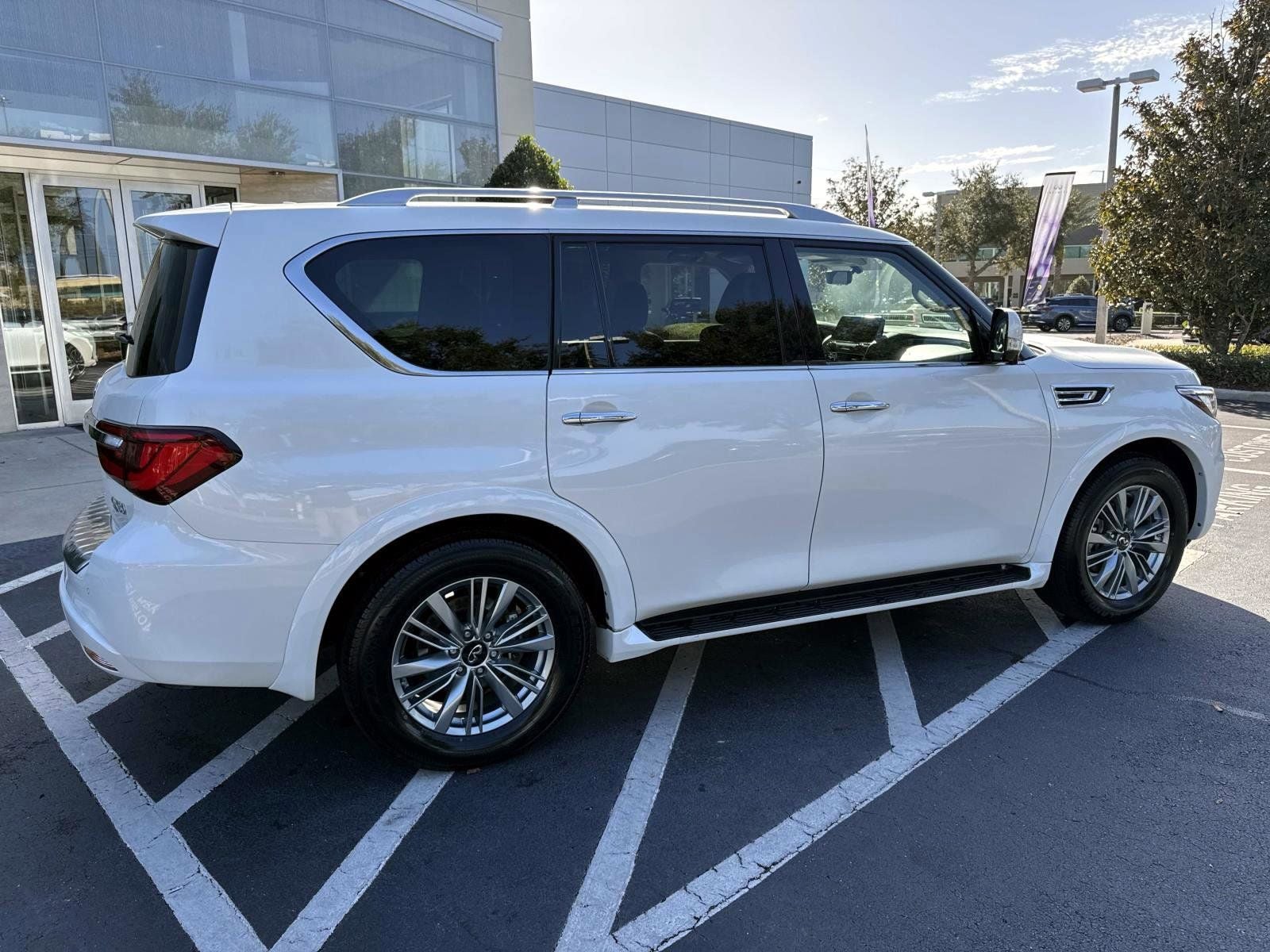 2023 INFINITI QX80 LUXE
